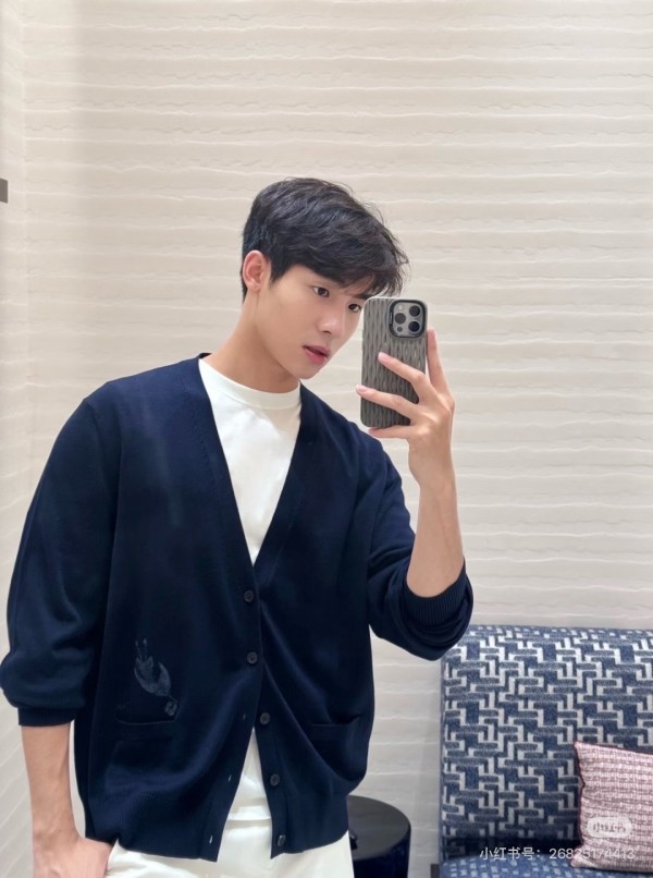 디올 칠석 한정 새 테마 V넥 니