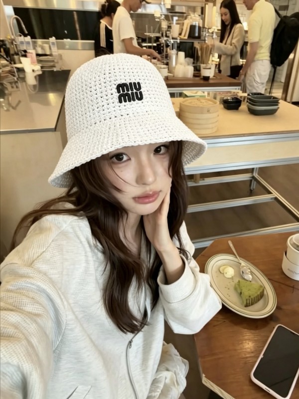 미우미우 신상 밀짚모자, 수공예