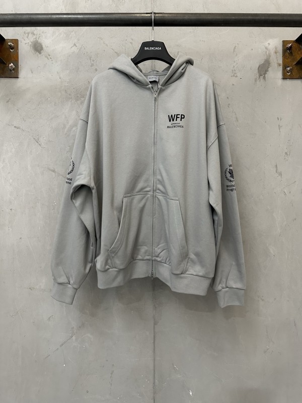 발렌시아가 WFP 컬래버 집업 후